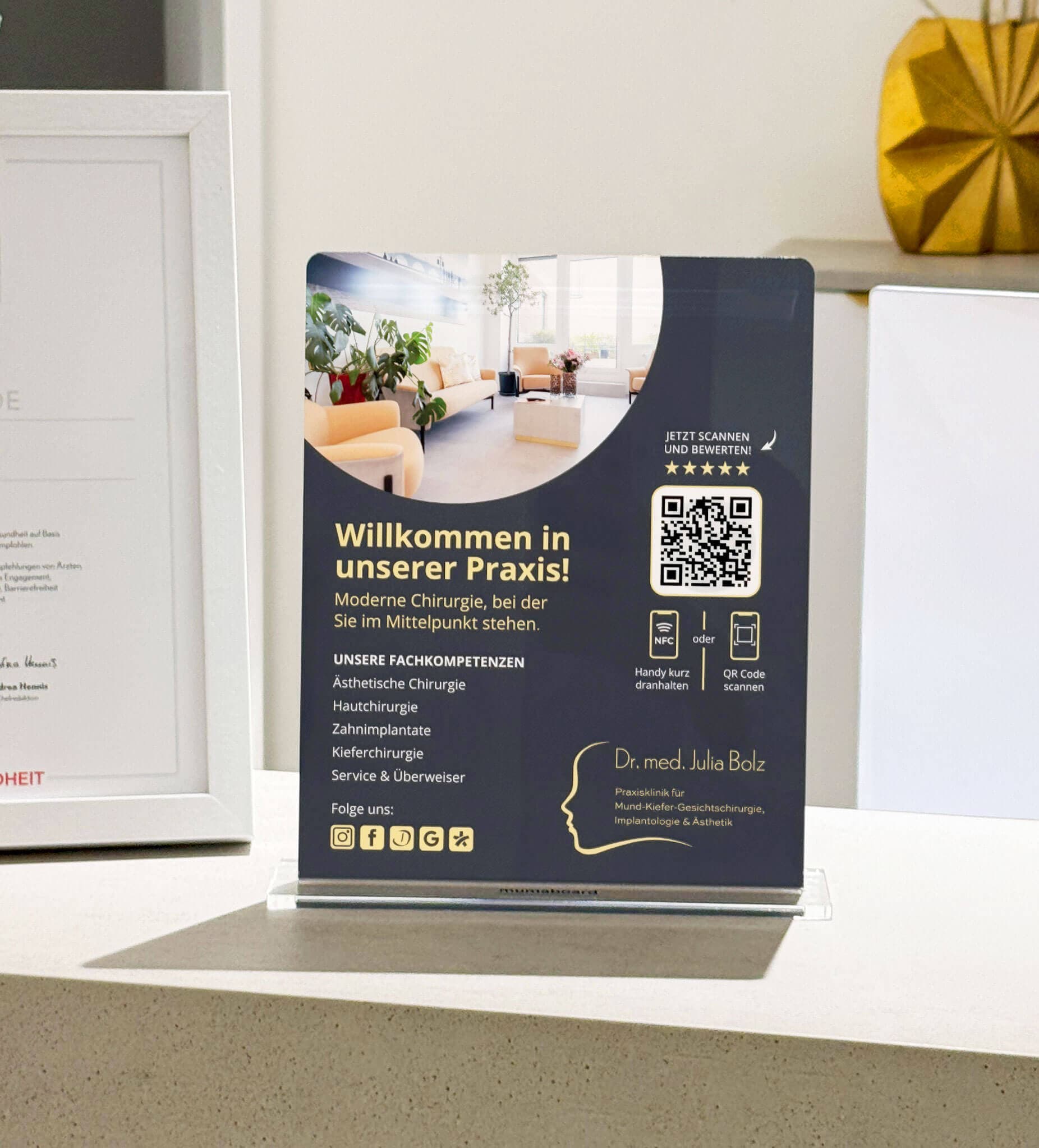 mumaboard digitaler A5 Acrylglas-Praxisaufsteller mit QR-Code und NFC für Google, Jameda Patientenbewertungen bei Dr. med. Julia Bolz